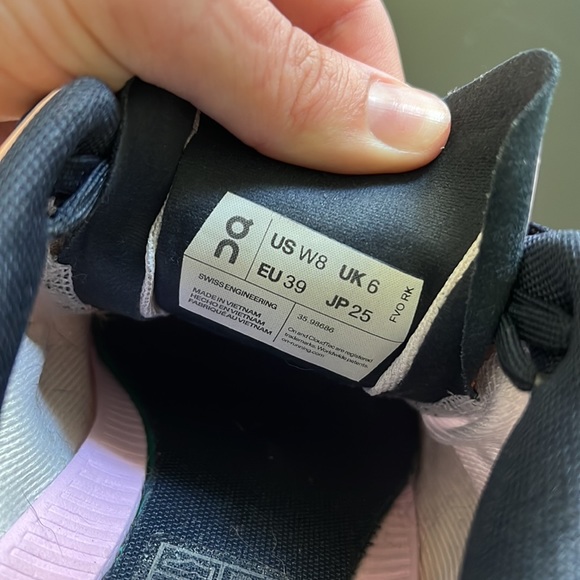 On Cloud Sneakers - Picture 3 of 4